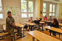 Beseda se členem Vojenské policie a zároveň úspěšným absolventem naší školy