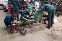 Učitel a žáci při renovaci proorávače brambor